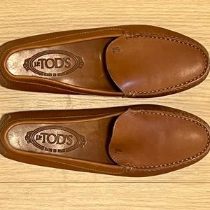 Never worn Tod’a brown classic loafers!